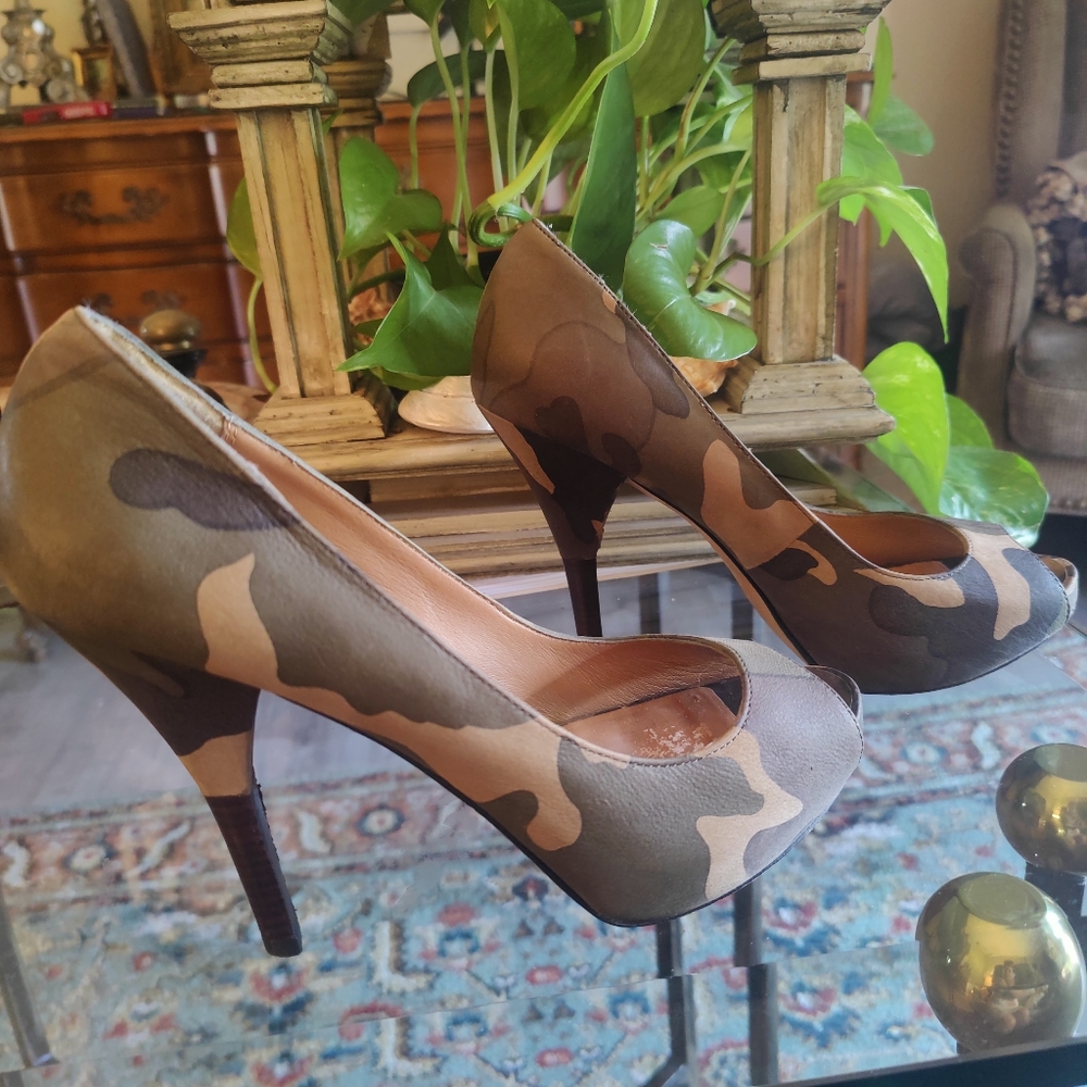 Camouflage peep toe heels